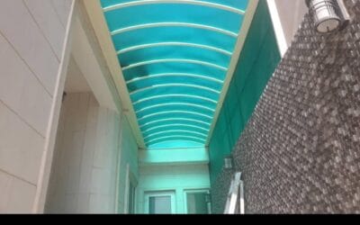 مظلات البولي كربونيت مقابل مظلات PVC – المقارنة الشاملة من مظلات وسواتر القصيم